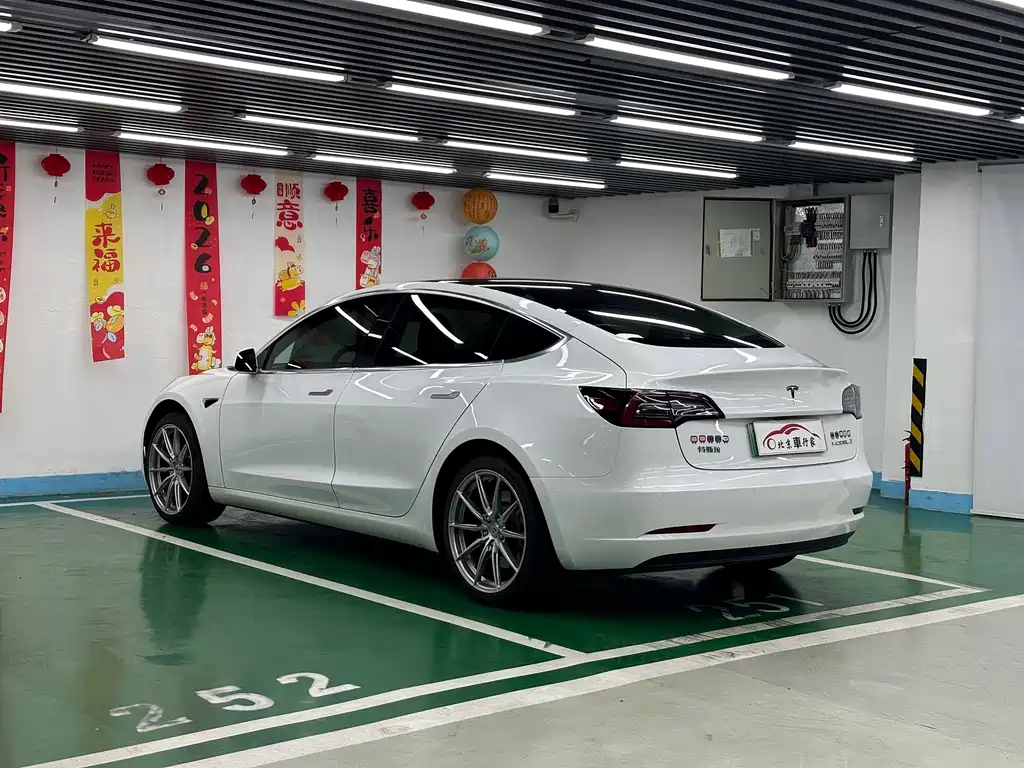 Tesla Model 3 — миниатюра 6