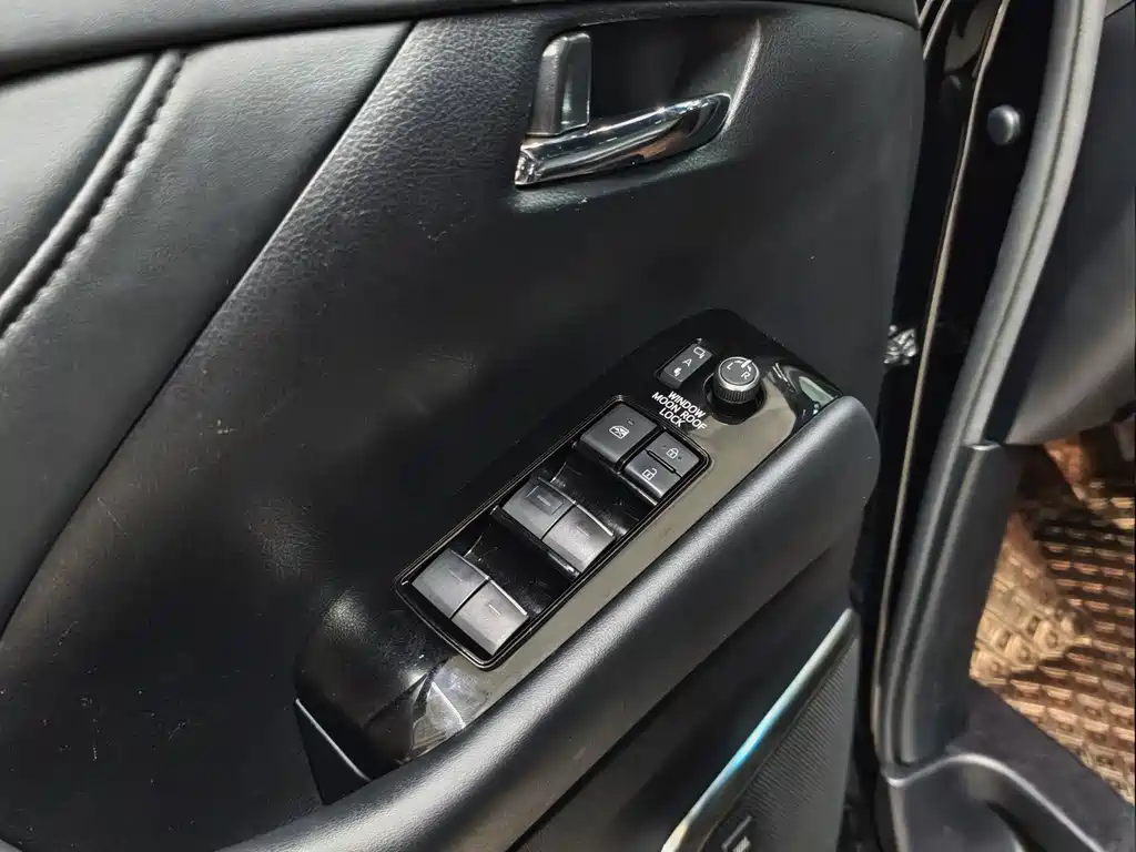 Toyota Alphard — миниатюра 13