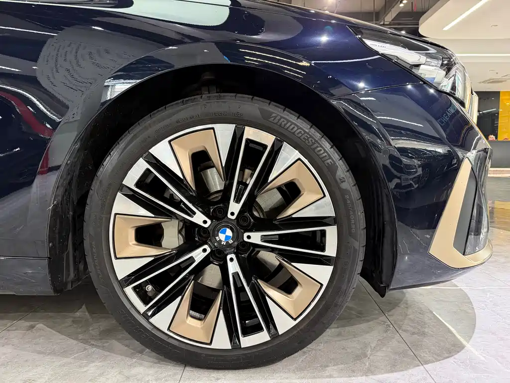 BMW 5 Series — миниатюра 14