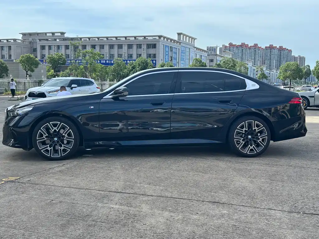 BMW 5 Series — миниатюра 3