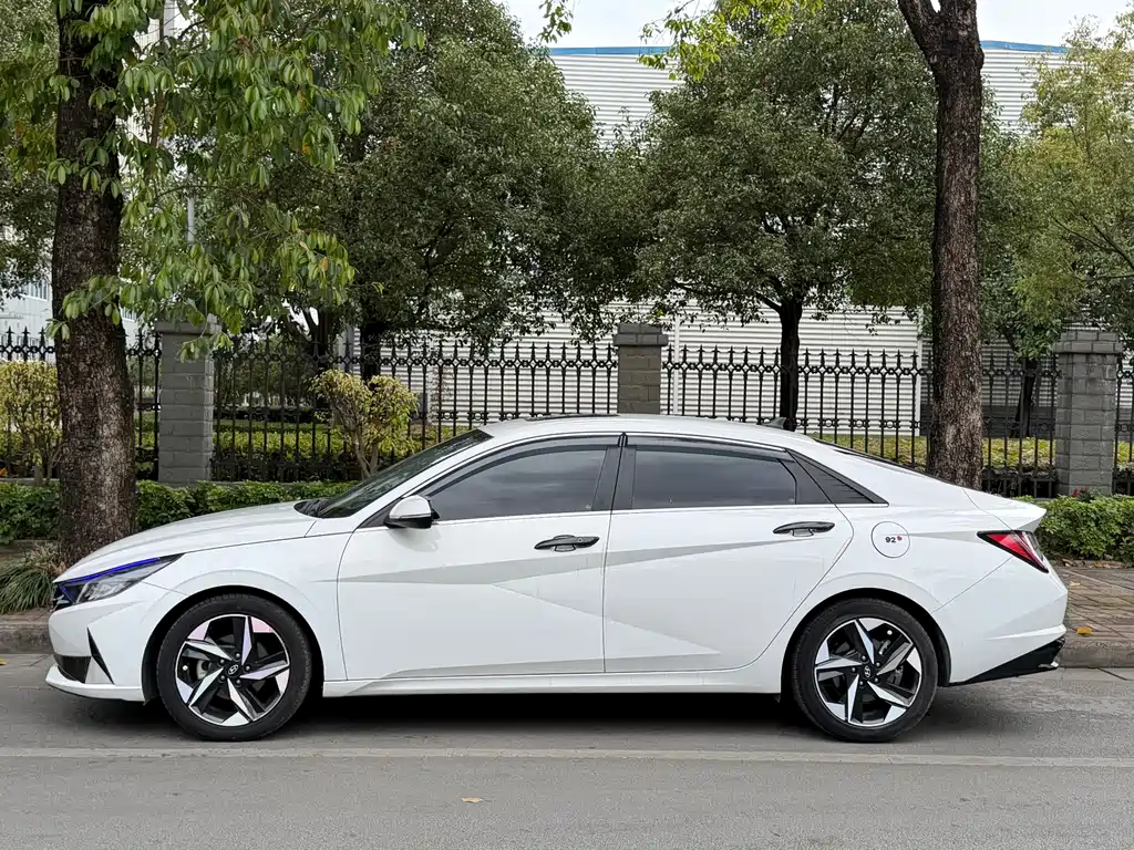 HYUNDAI ELANTRA