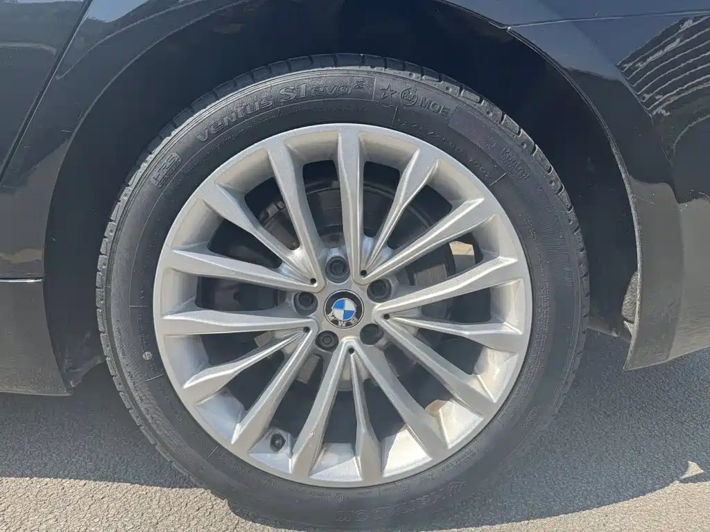 BMW 5 Series — миниатюра 7