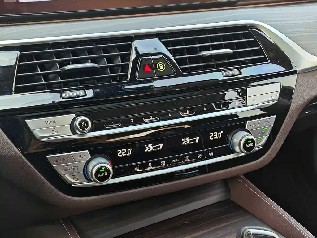 BMW 5 Series — миниатюра 11
