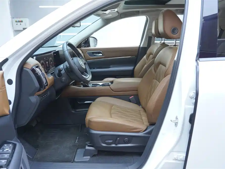 NISSAN EXPLORING THE LAND