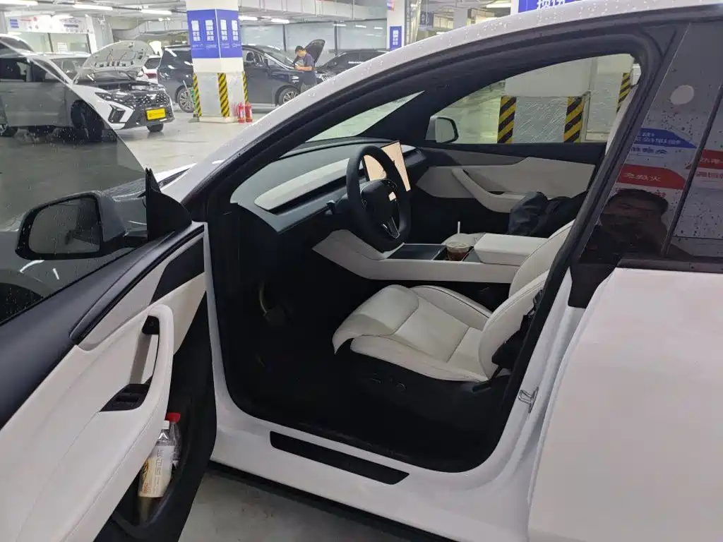 Tesla Model Y L — миниатюра 7
