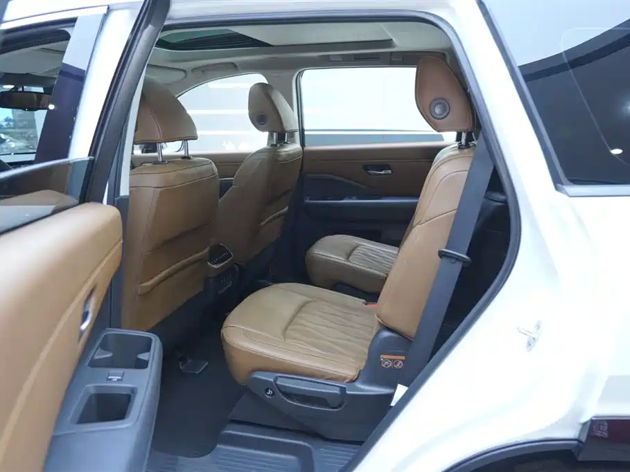 NISSAN EXPLORING THE LAND