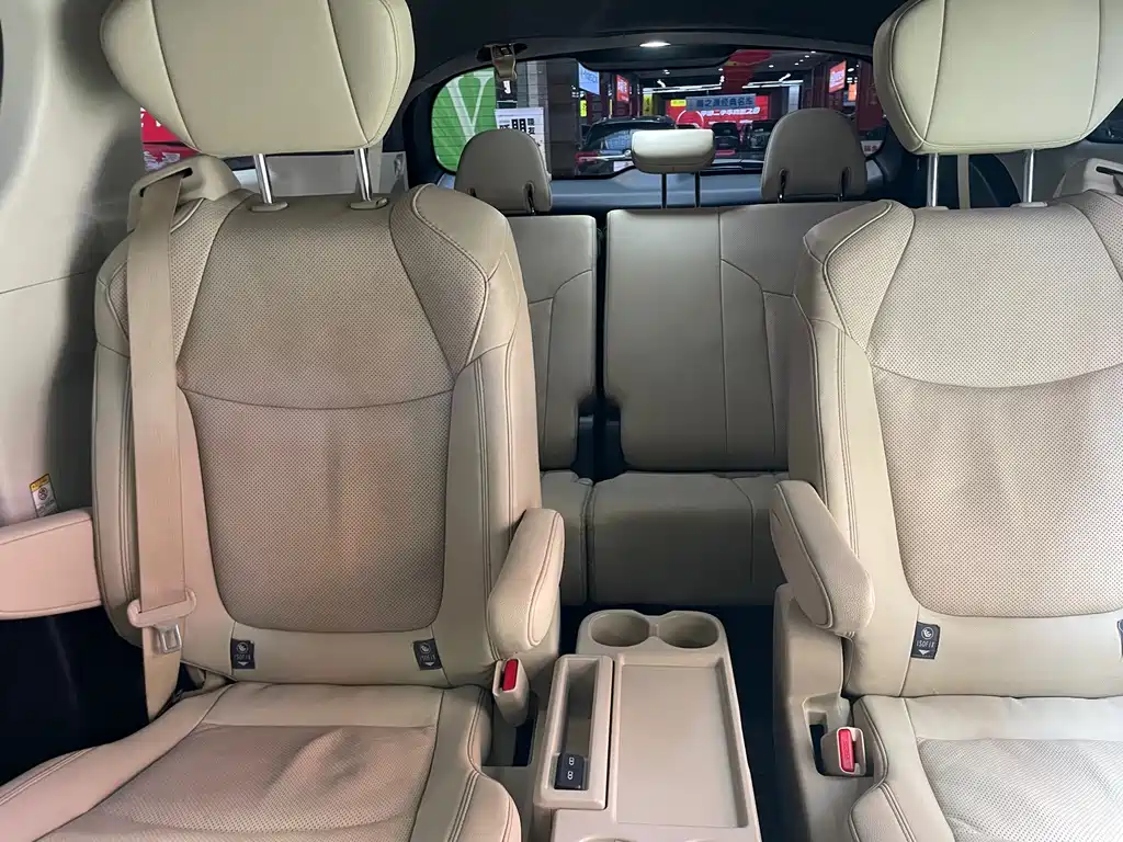 Toyota Sienna — миниатюра 16