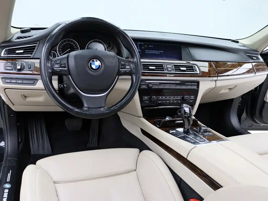 BMW 7 Series — миниатюра 12