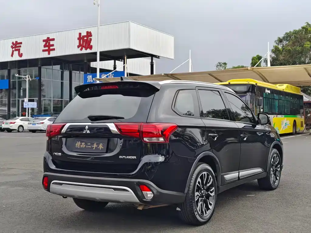 MITSUBISHI OUTLANDER