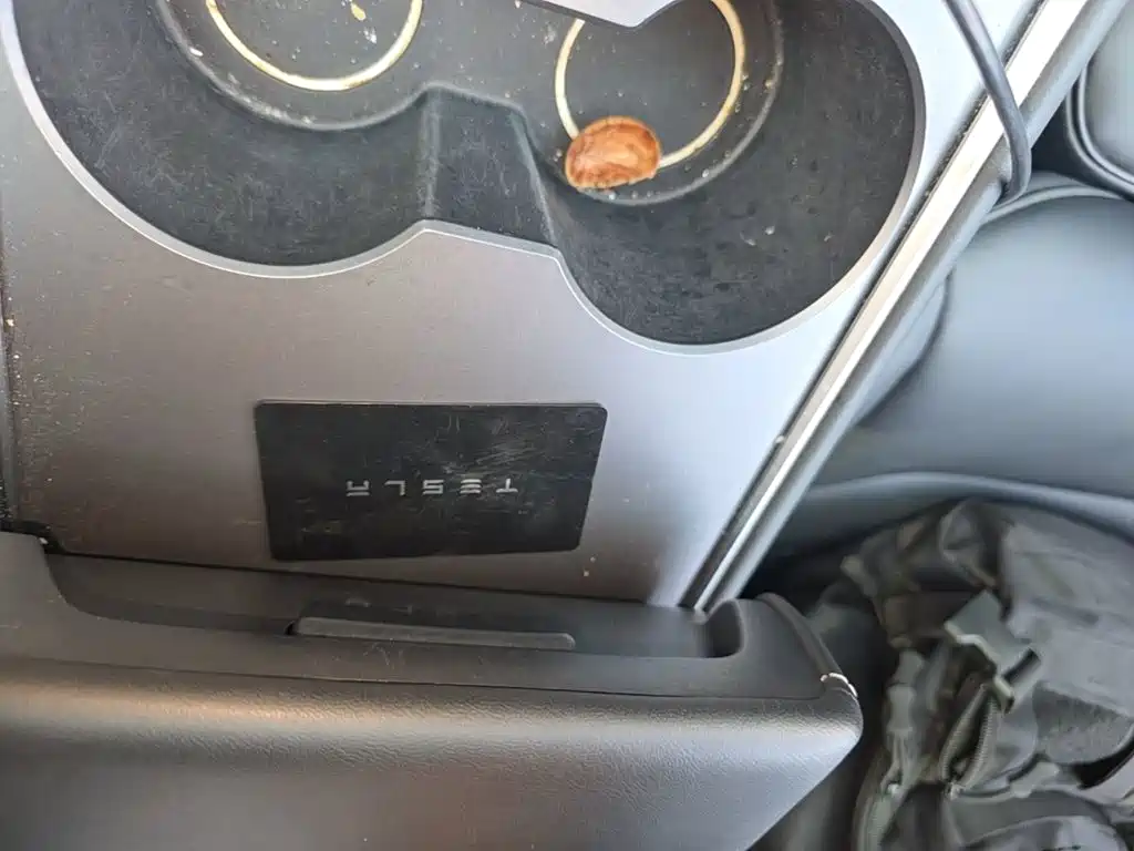 Tesla Model Y — миниатюра 9