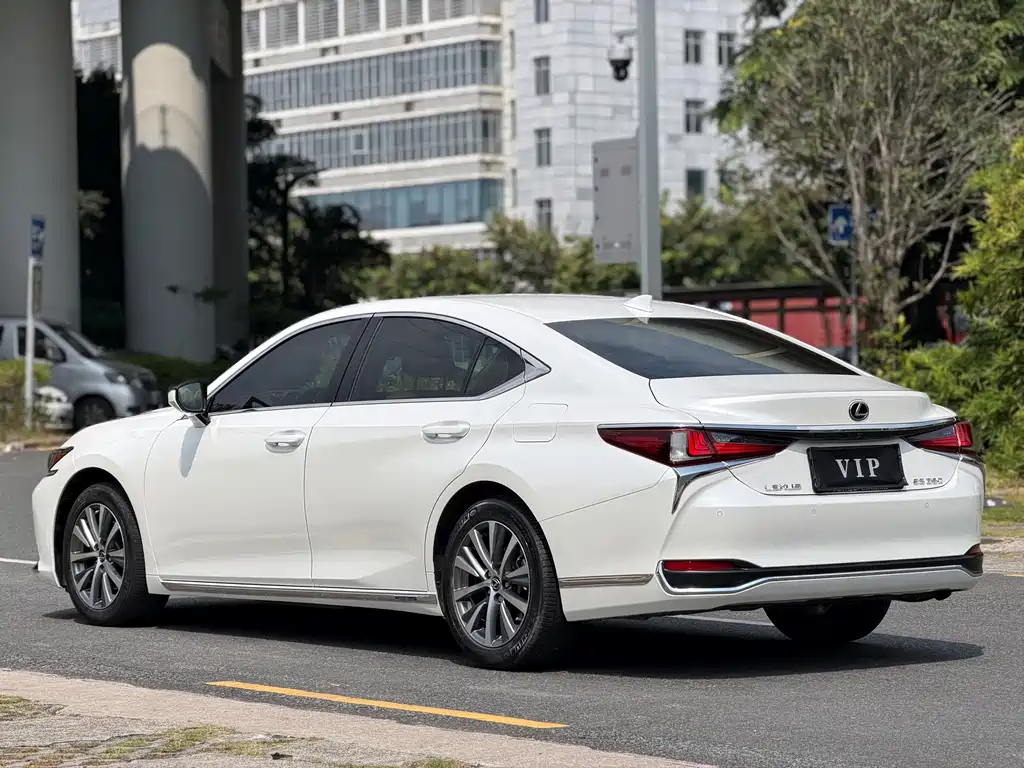 Lexus ES — миниатюра 14