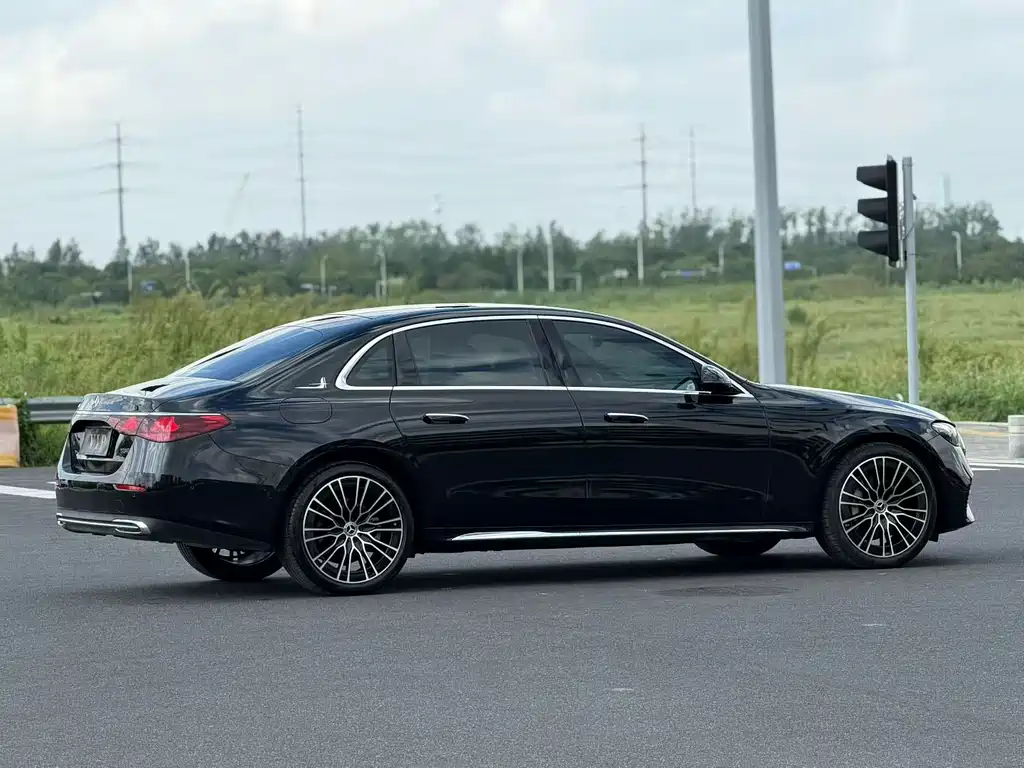 Mercedes-Benz E-Class — миниатюра 3