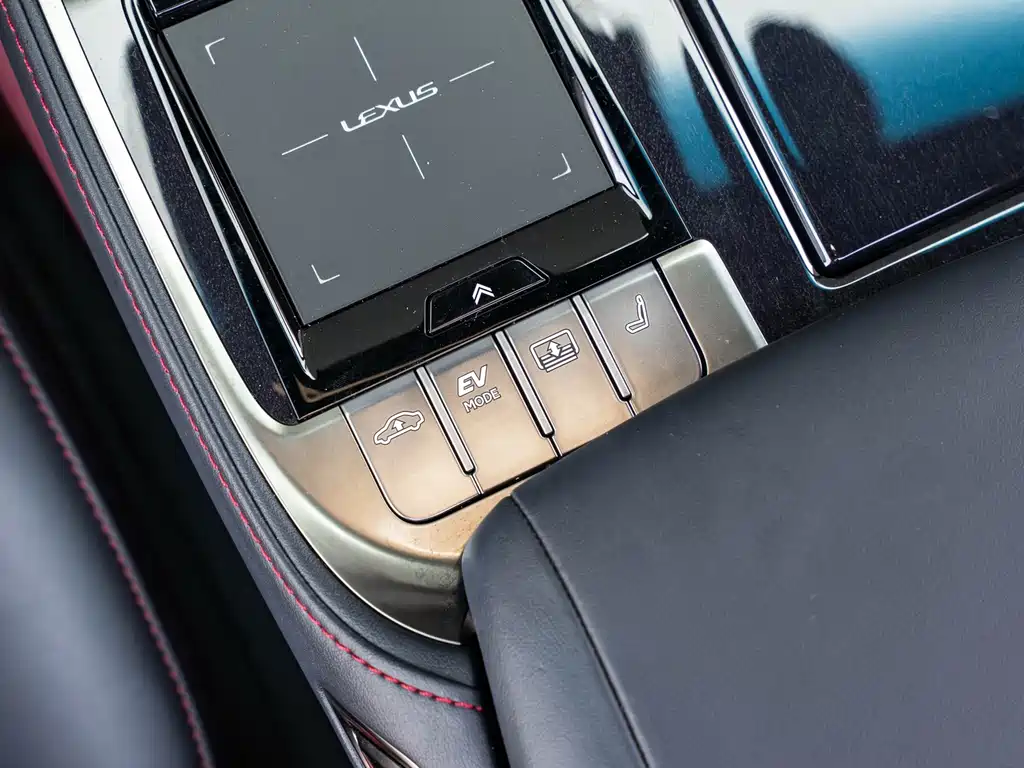 Lexus LS — миниатюра 18
