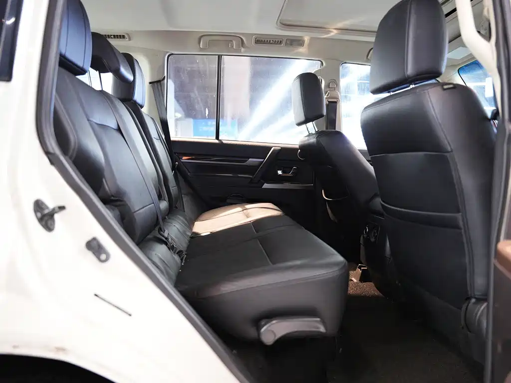 Mitsubishi Pajero (Import) — миниатюра 20