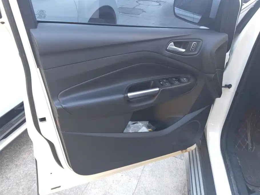 Ford Kuga — миниатюра 7