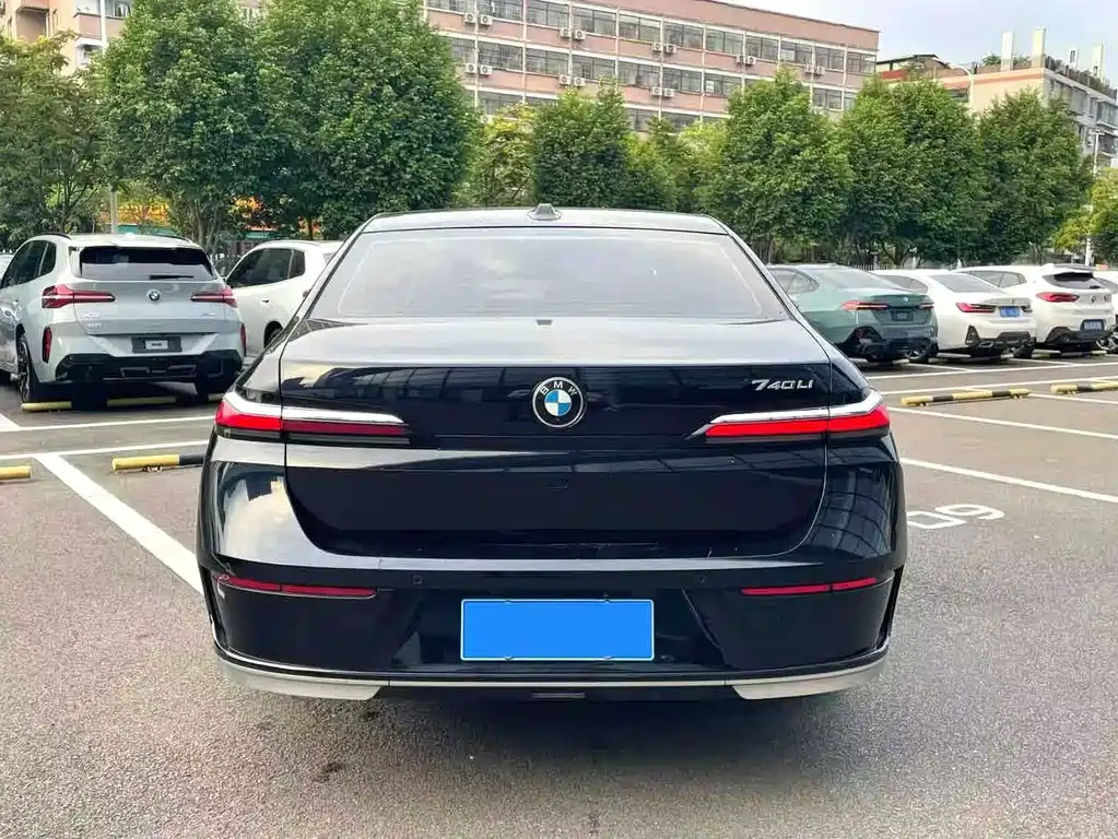 BMW 7 Series — миниатюра 7