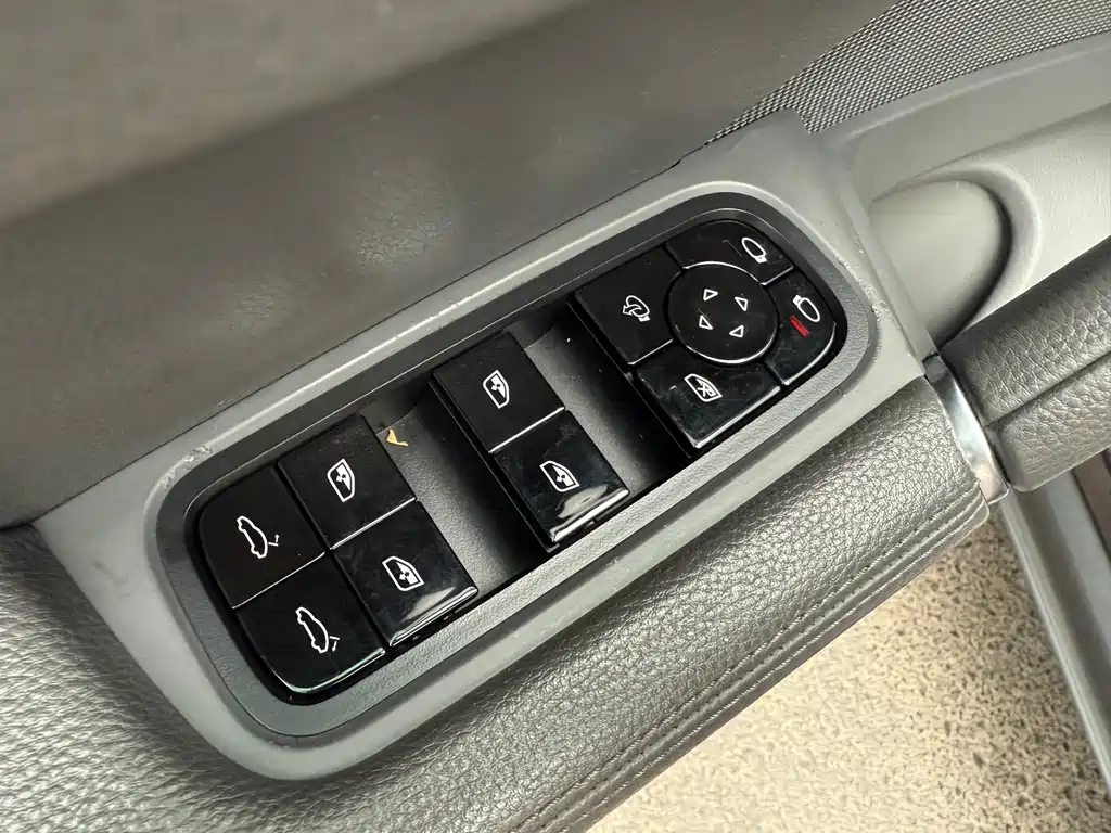 Porsche Cayenne — миниатюра 4