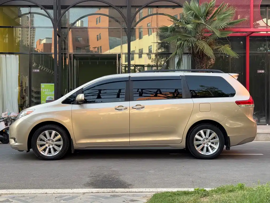 Toyota Sienna — миниатюра 33