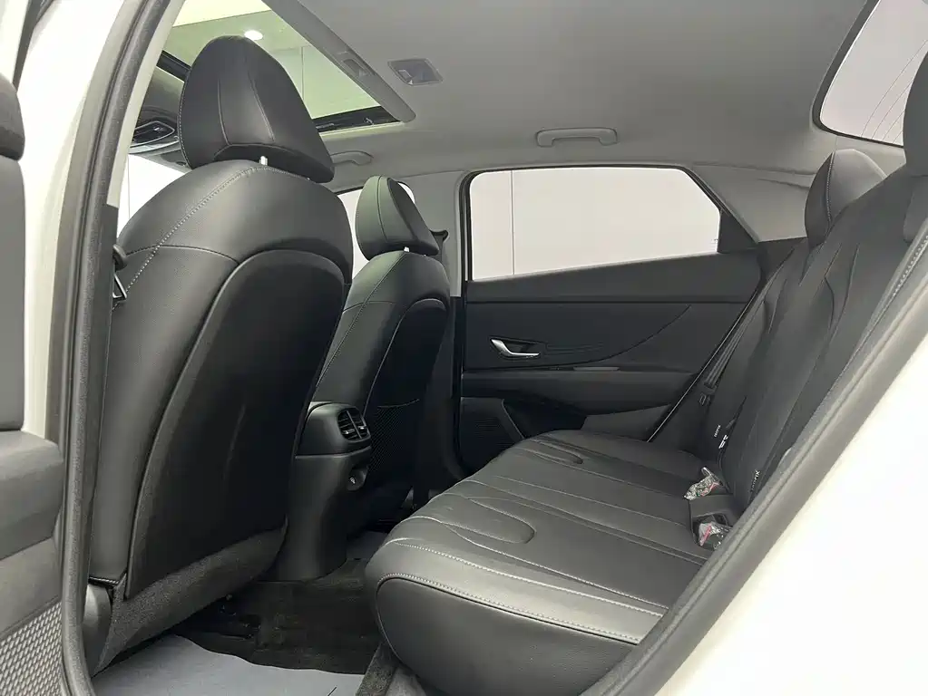 Hyundai Elantra — миниатюра 8