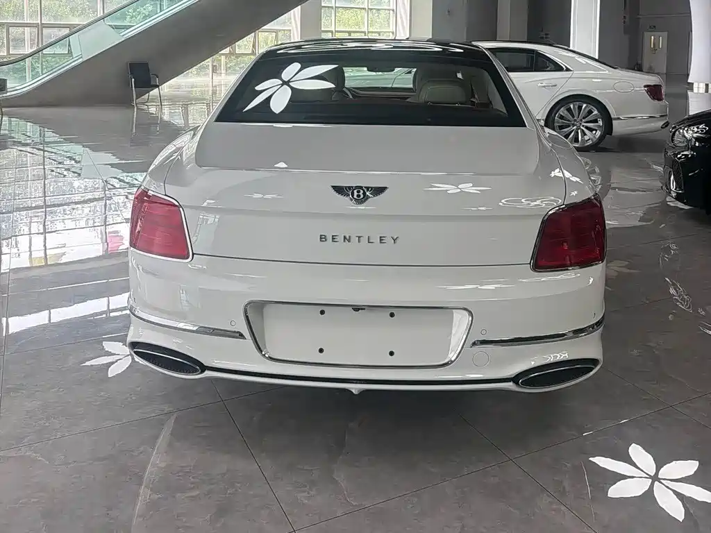 Bentley Flying Spur PHEV — миниатюра 10