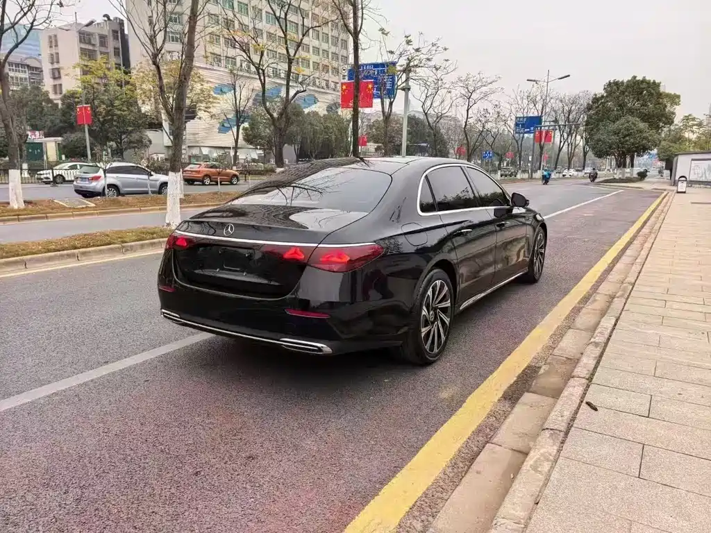 Mercedes-Benz E-Class — миниатюра 7