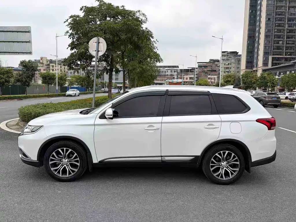 MITSUBISHI OUTLANDER
