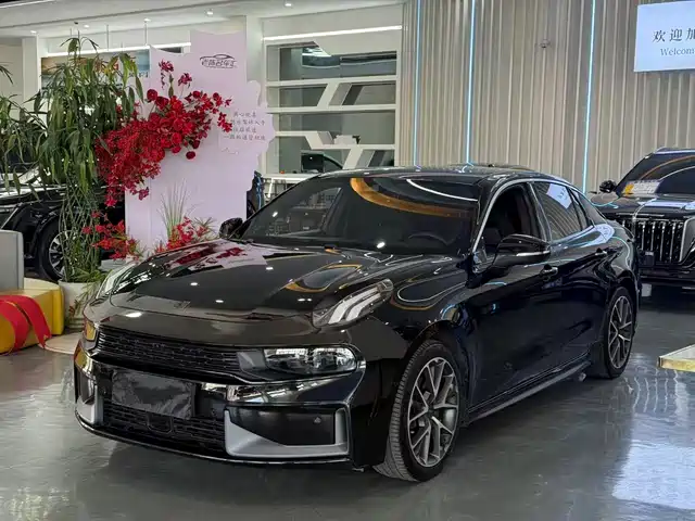 Lynk & Co 03