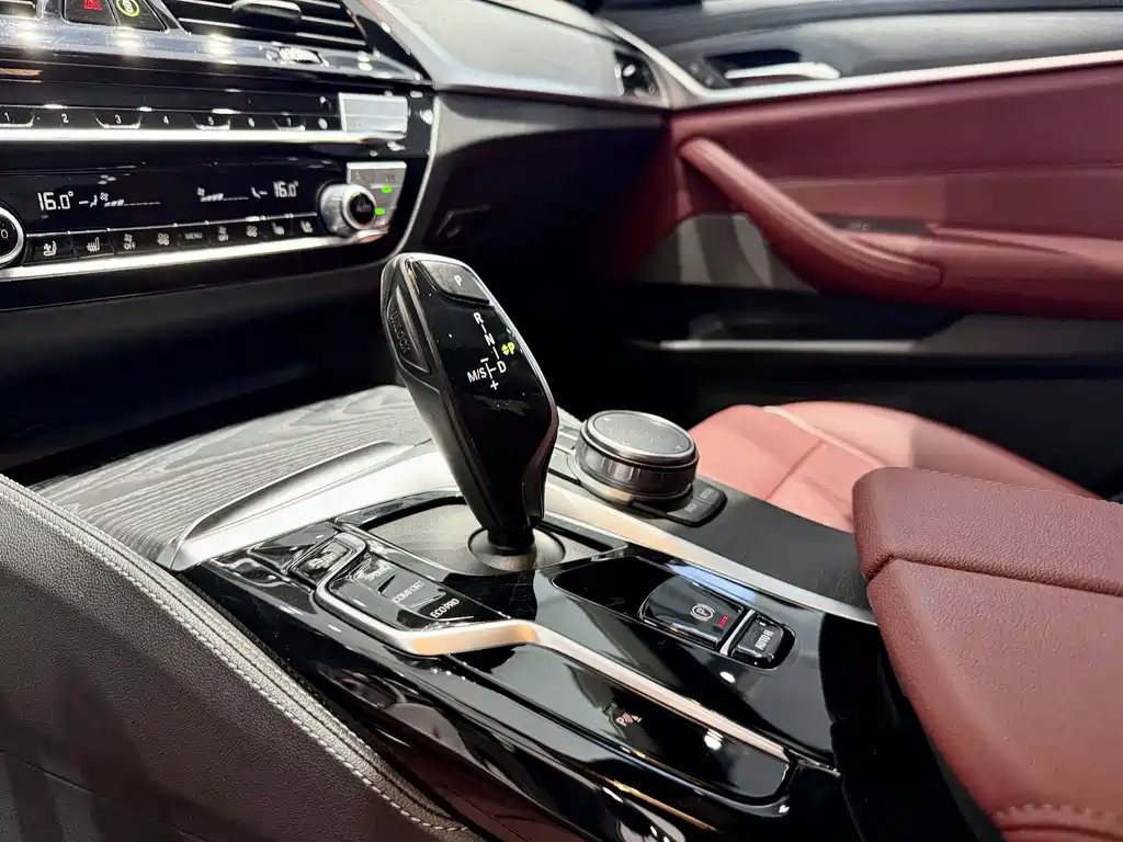 BMW 5 Series — миниатюра 7