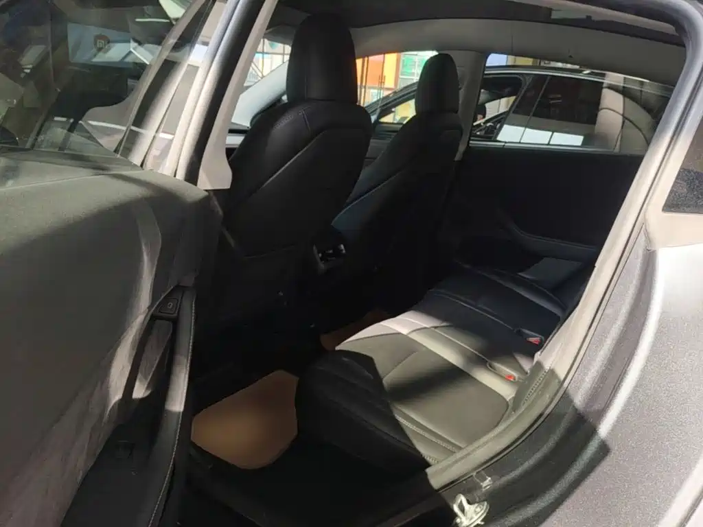 Tesla Model Y — миниатюра 17