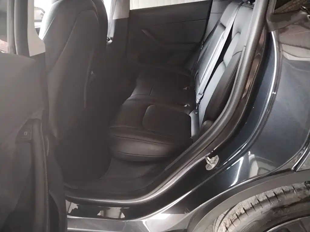 Tesla Model Y — миниатюра 17