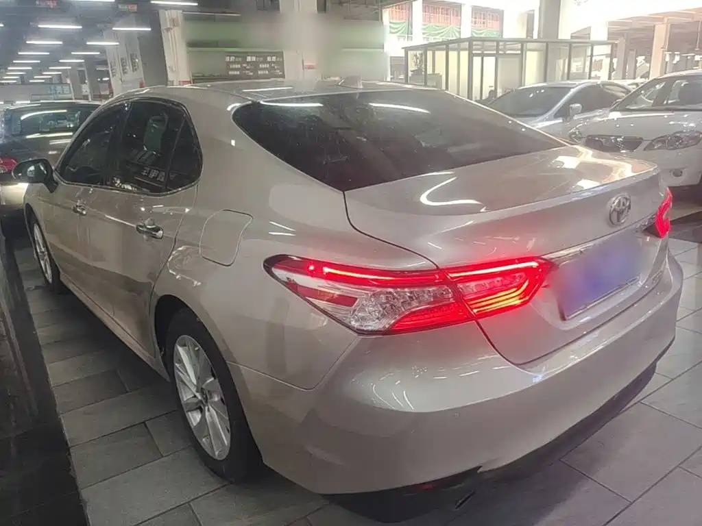 Toyota Camry — миниатюра 5