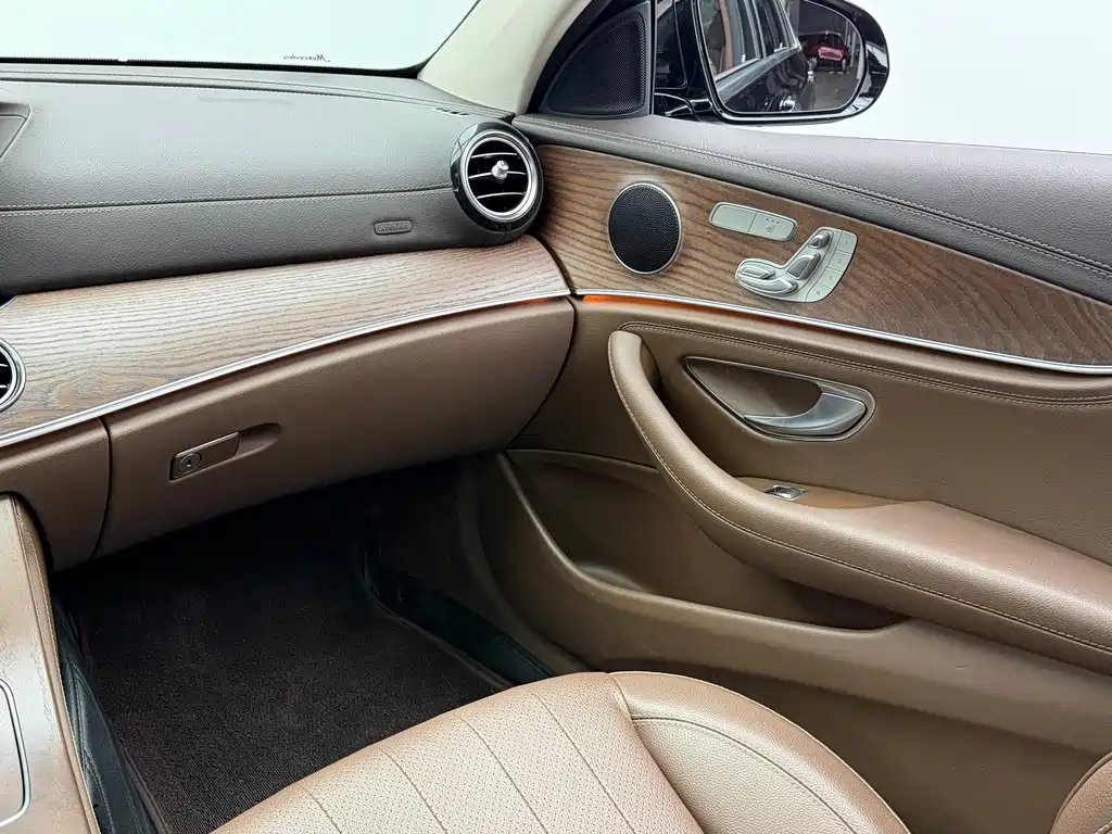 Mercedes-Benz E-Class — миниатюра 11