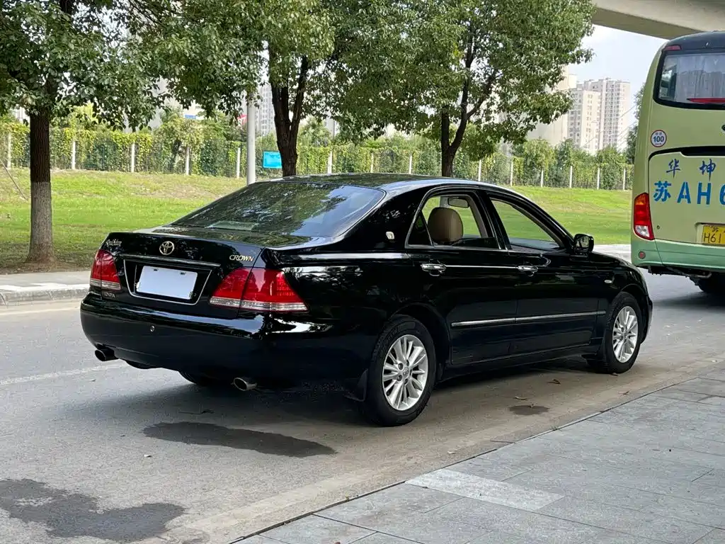 Toyota Crown — миниатюра 9