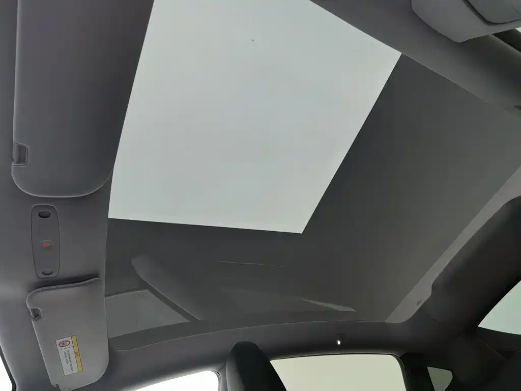Tesla Model Y — миниатюра 14