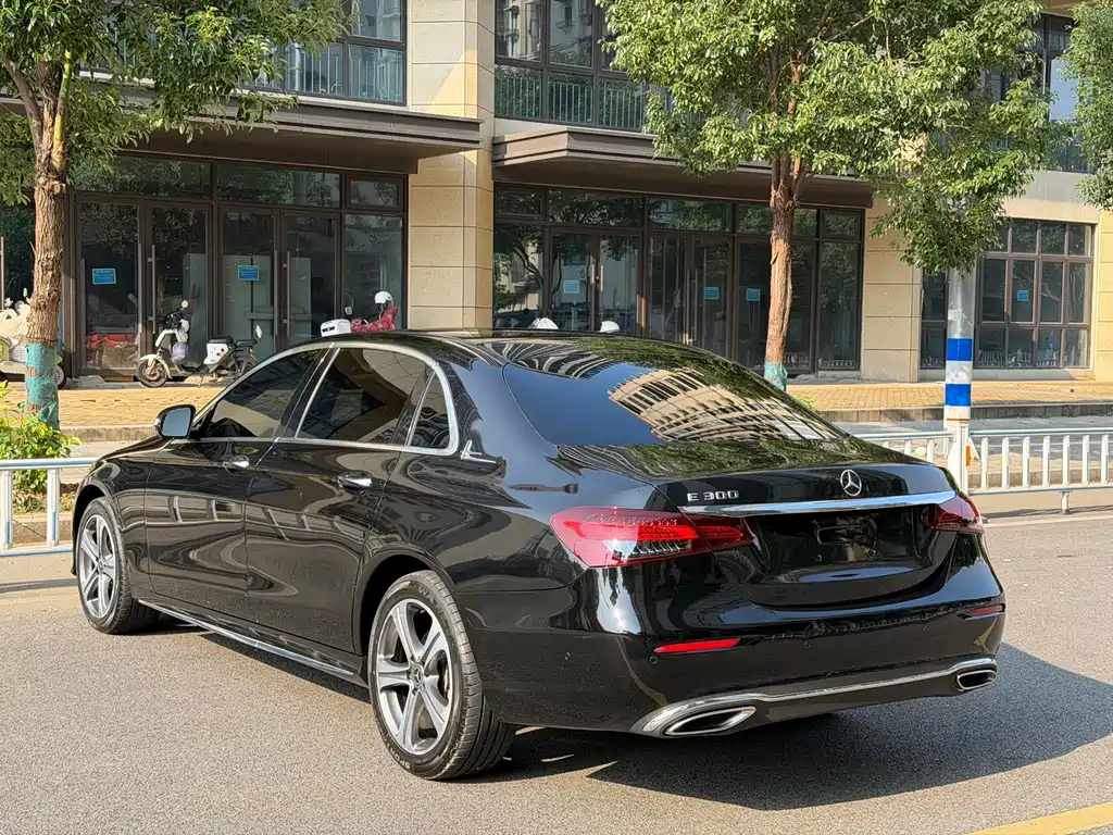 Mercedes-Benz E-Class — миниатюра 8