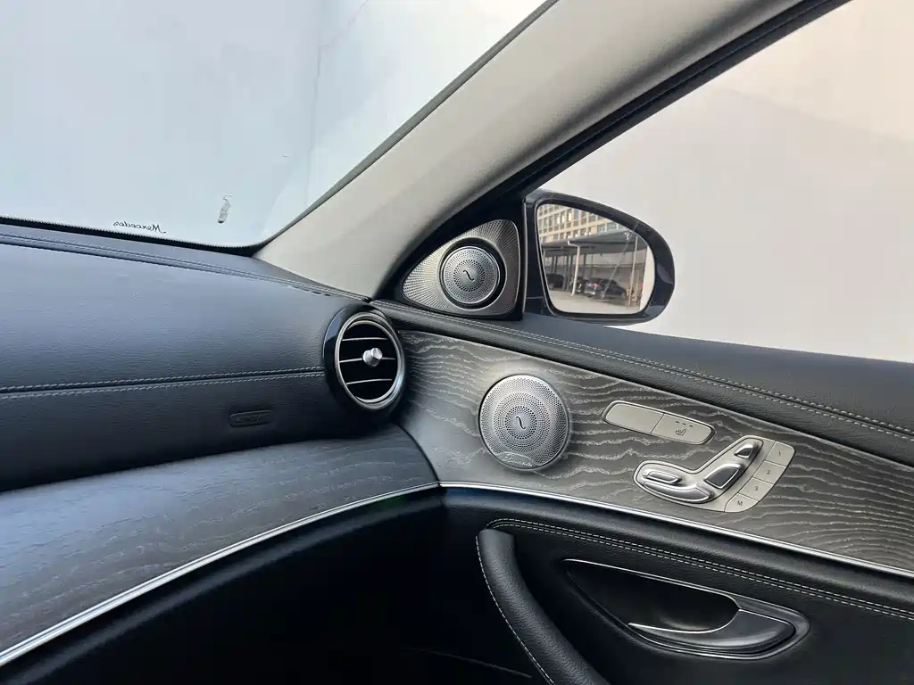 Mercedes-Benz E-Class — миниатюра 9