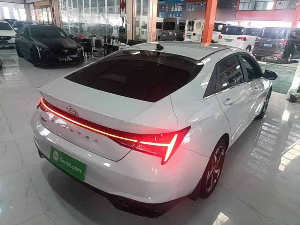 Hyundai Elantra 1.5 л 2022 г. Белый, пробег 30900 км