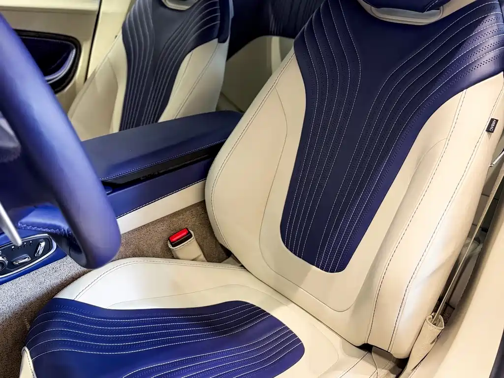 Aston Martin DB11 — миниатюра 15