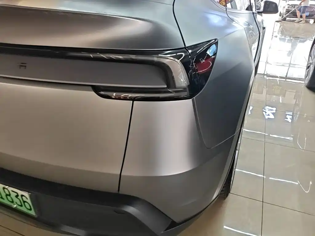 Tesla Model Y — миниатюра 8