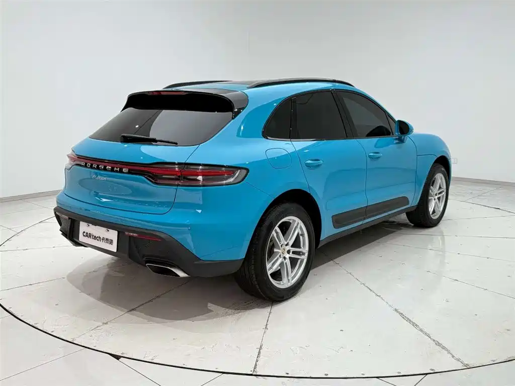PORSCHE MACAN