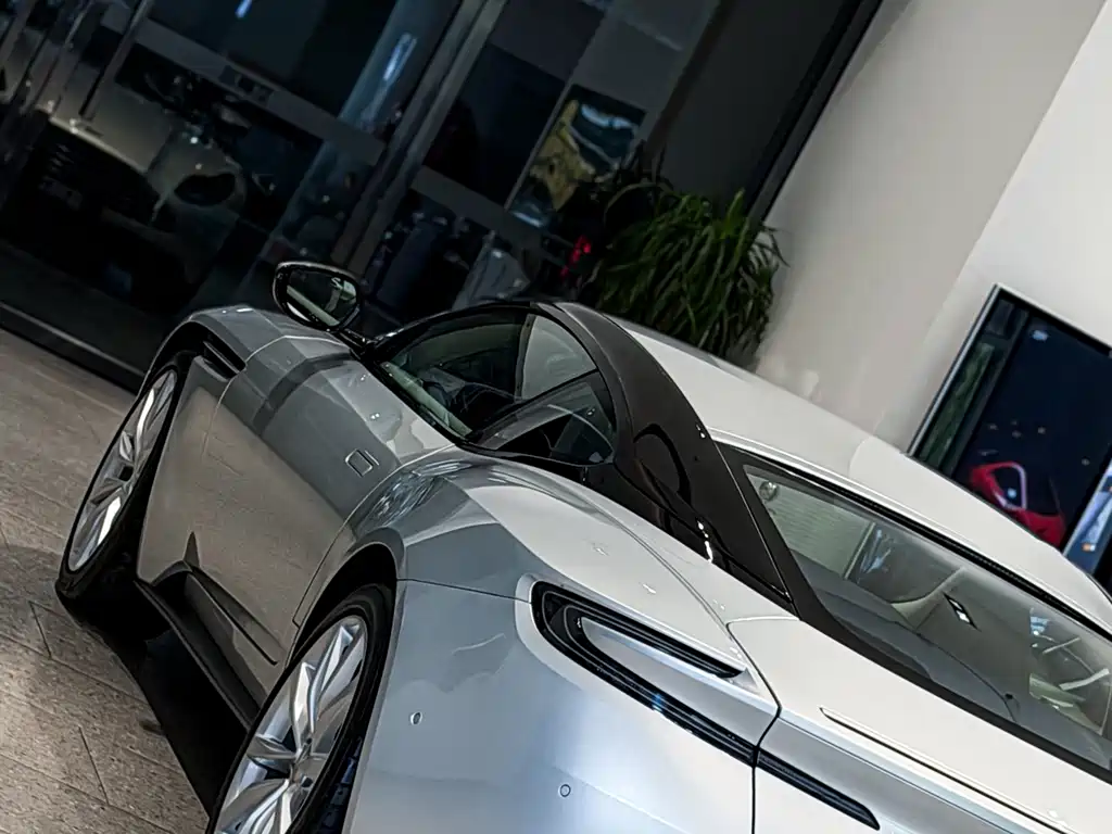 Aston Martin DB11 — миниатюра 20