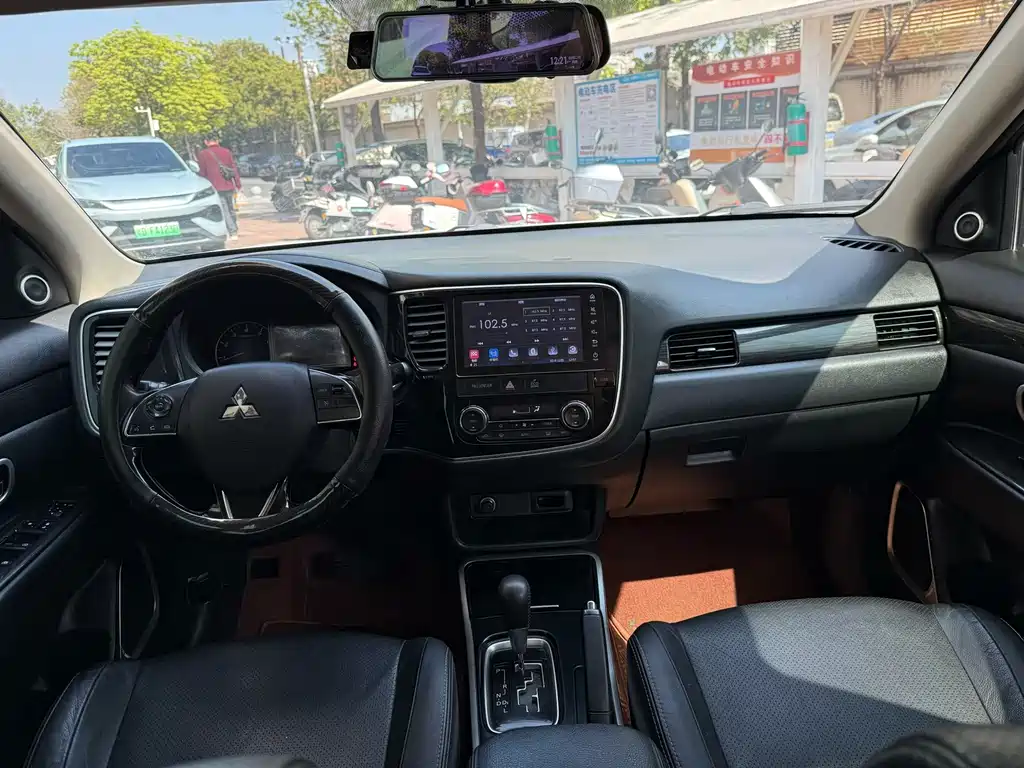 MITSUBISHI OUTLANDER