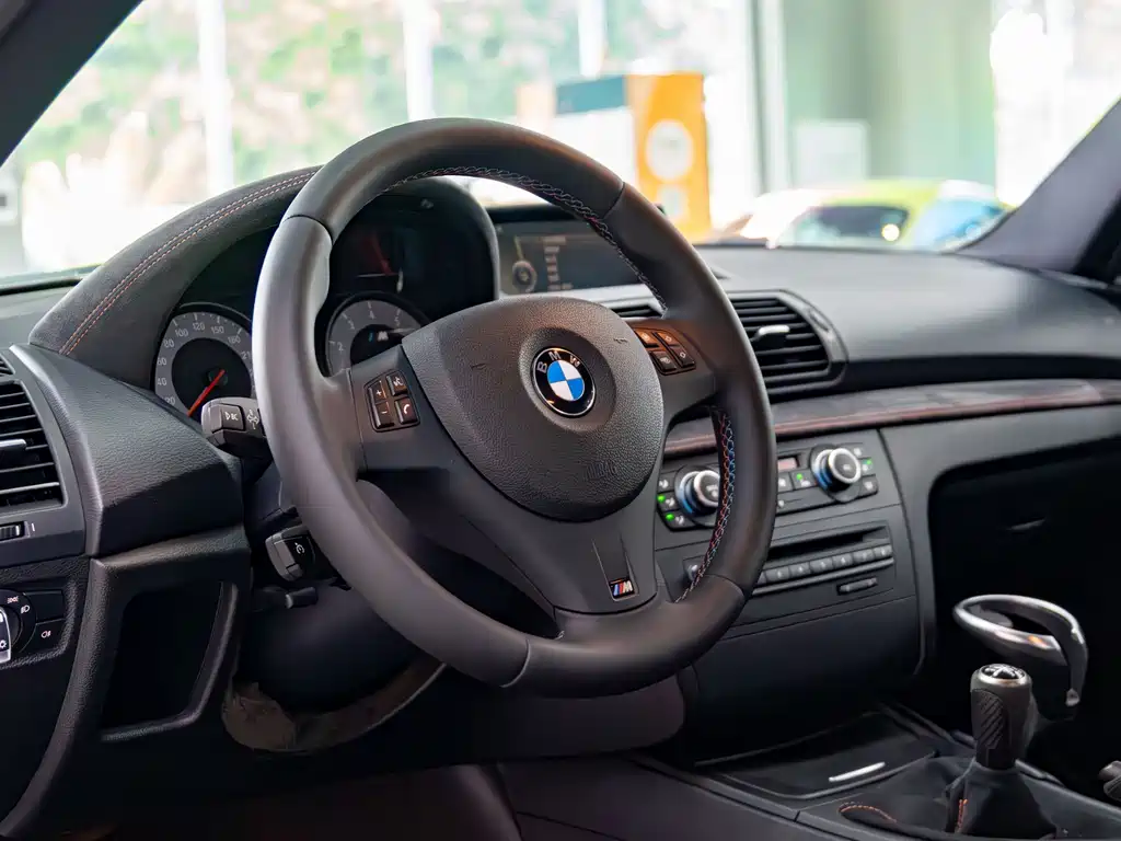 BMW 1 Series M 1M Coupe, фото 3