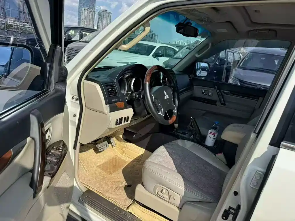 Mitsubishi Pajero (Import) — миниатюра 6