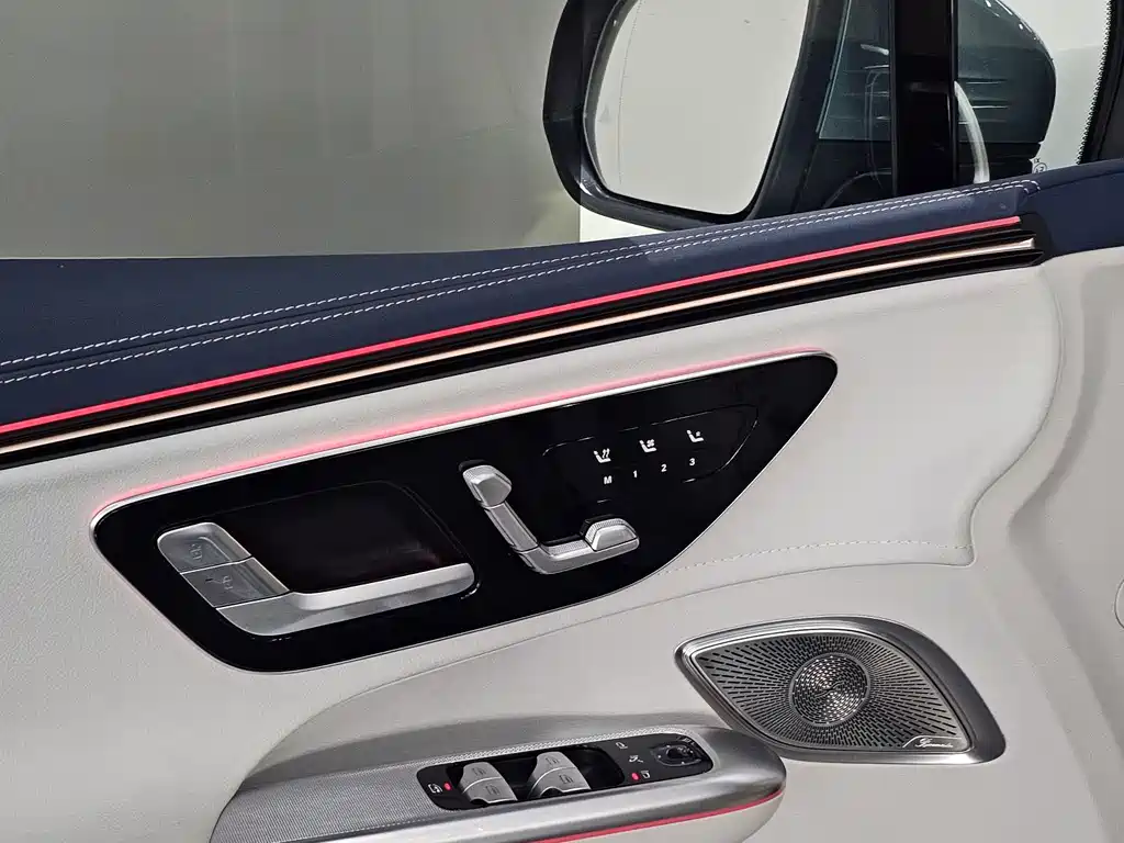 Mercedes-Benz EQE SUV — миниатюра 6