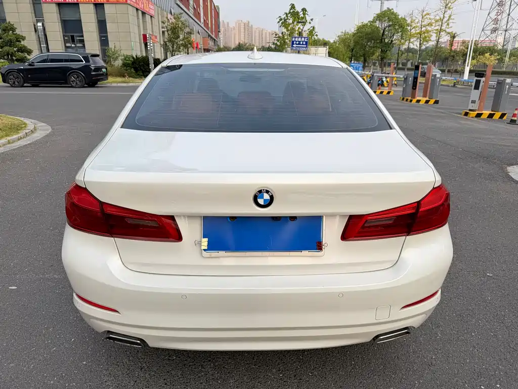 BMW 5 Series — миниатюра 5