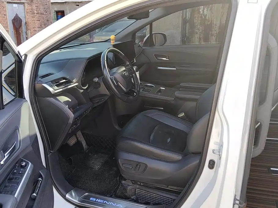 Toyota Sienna — миниатюра 9