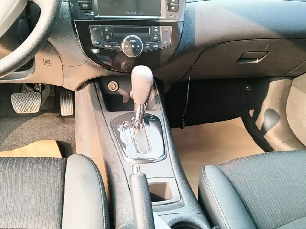 Nissan Tiida — миниатюра 14