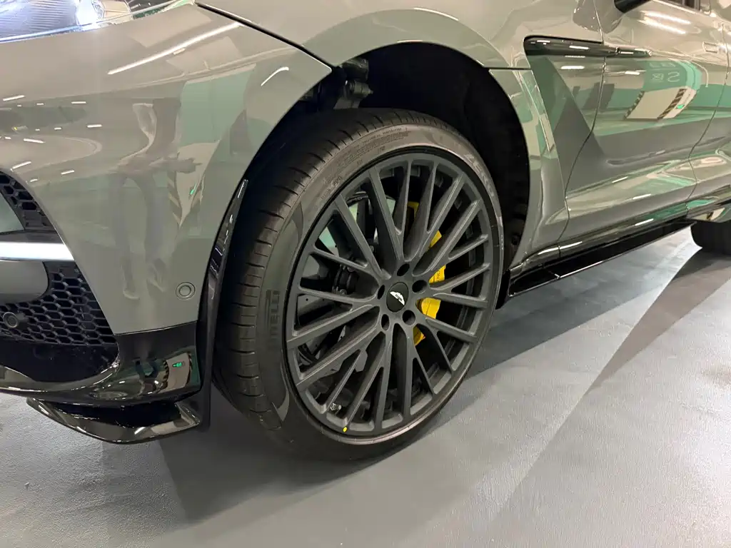 Aston Martin DBX 2025 4.0T V8 707