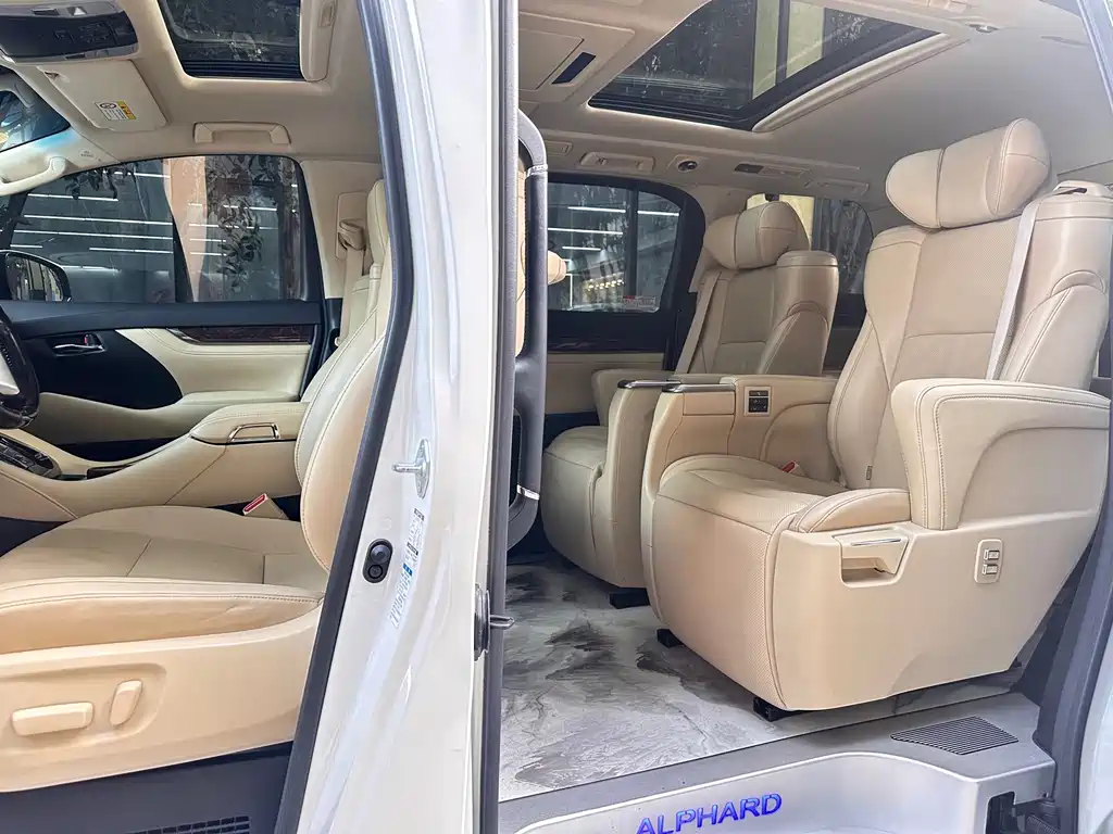 Toyota Alphard — миниатюра 8
